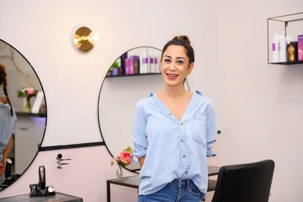 Inhaberin eines Friseursalons.